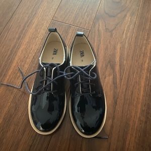 Girl shoes size 34 which converts to 2 1/2 in girl